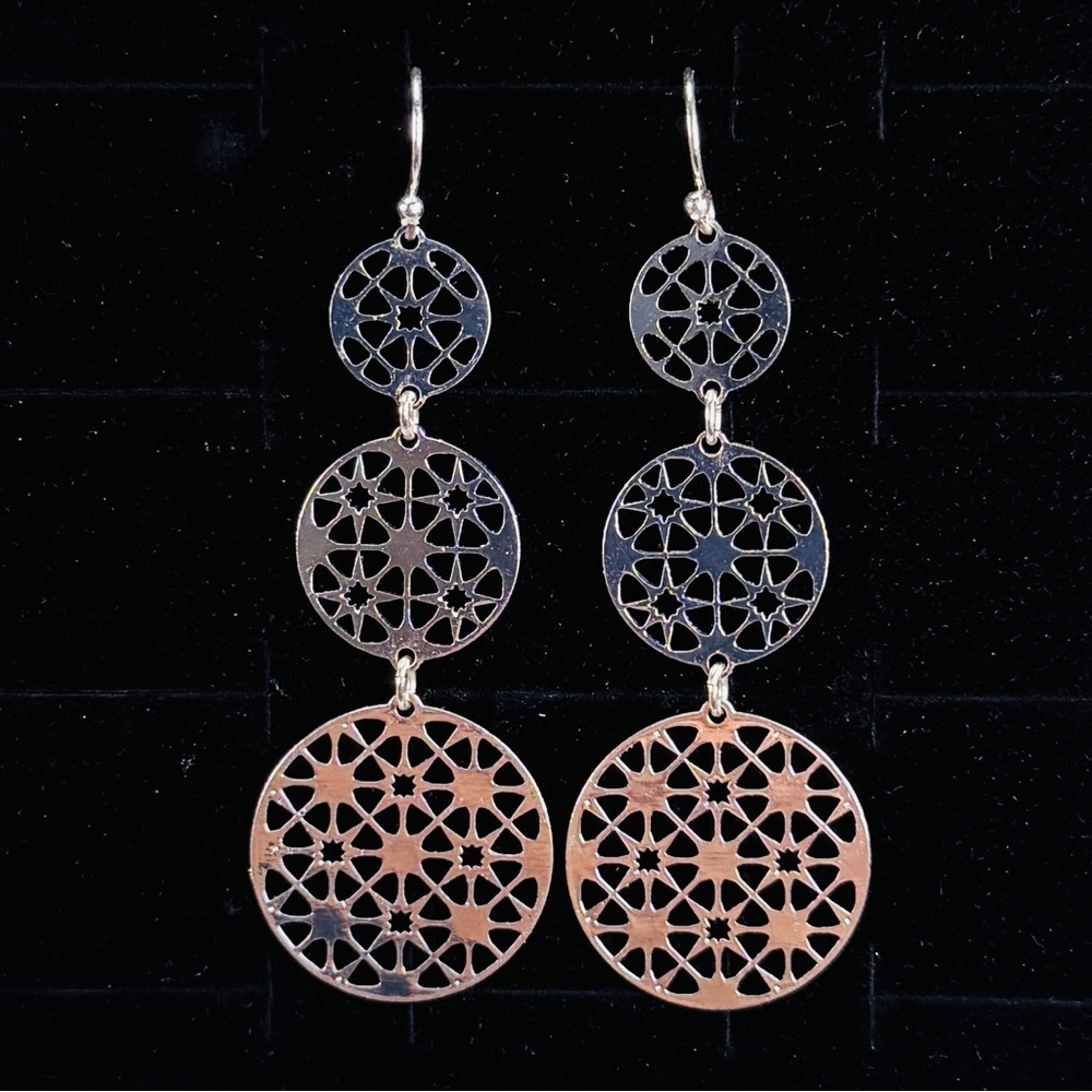 Delicate Silvertone Lightweight Dangle Pierced Ea… - image 1